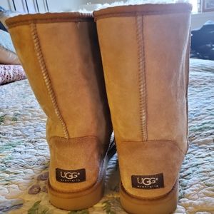 Men's classic short ugg size 9M